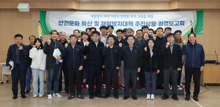 [인천=뉴시스] 김성훈(맨 앞줄 오른쪽에서 네번째) 인천환경공단 이사장과 직원들이 사고 재발방지 대책 점검 보고회에서 기념사진을 촬영하고 있다. (사진=인천환경공단 제공) 2025.12.26. photo@newsis.com *재판매 및 DB 금지