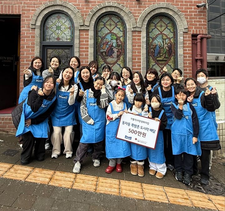 [서울=뉴시스] 지난 6일 서울 용산구 동자동 쪽방촌에서 매일유업 임직원들이 봉사활동 기념촬영을 하고 있다. (사진=매일유업 제공) 2025.12.26. photo@newsis.com *재판매 및 DB 금지