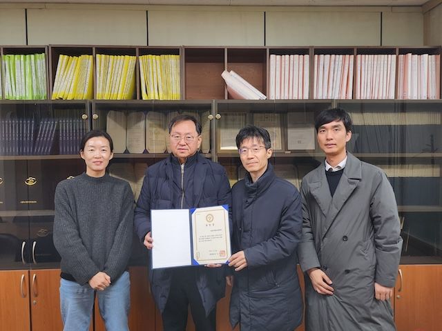 [서울=뉴시스] (왼쪽부터) 원민희 부장, 구자용 센터장, 박영권 연구협력실장, 윤재선 부장이 표창 수상 기념 사진을 촬영하고 있다. (사진=서울시립대 제공) 2025.12.26. photo@newsis.com *재판매 및 DB 금지
