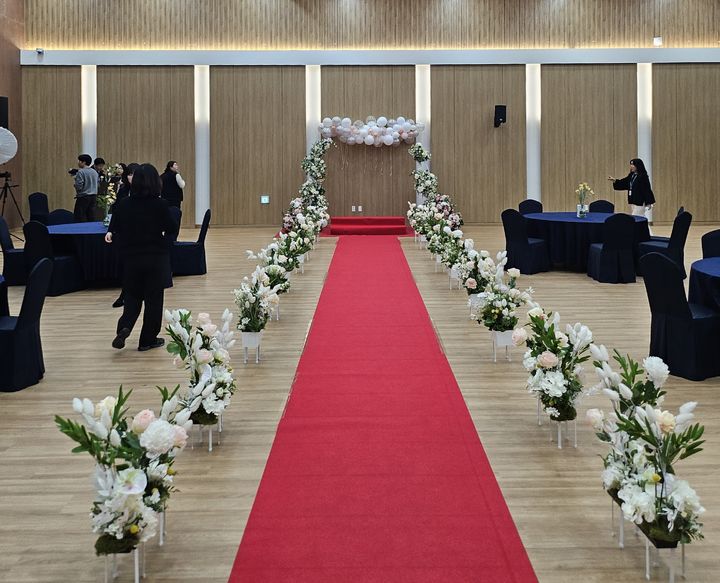 [화성=뉴시스]화성시가족센터 5층 만세홀에서 관계자들이 예식을 준비하고 있다.(사진=화성시 제공)2025.12.26.photo@newsis.com *재판매 및 DB 금지