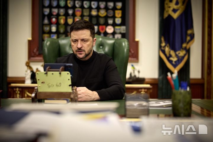 [서울=뉴시스]볼로디미르 젤렌스키 우크라이나 대통령은 25일(현지시간) 영상 연설에서 '러시아-우크라이나전쟁 평화안'과 관련해 "민감한 사안에 대해서는 아직 해결해야 할 일이 남아있다"고 설명했다. 사진은 우크라이나 대통령실이 공개한 젤렌스키 대통령. 2025.12.26