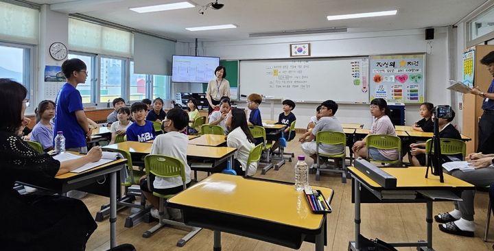 [안동=뉴시스] 수업명인에 선정된 고령 다산초 김경미 교사의 수업 모습. (사진=경북도 제공) 2025.12.26. photo@newsis.com *재판매 및 DB 금지