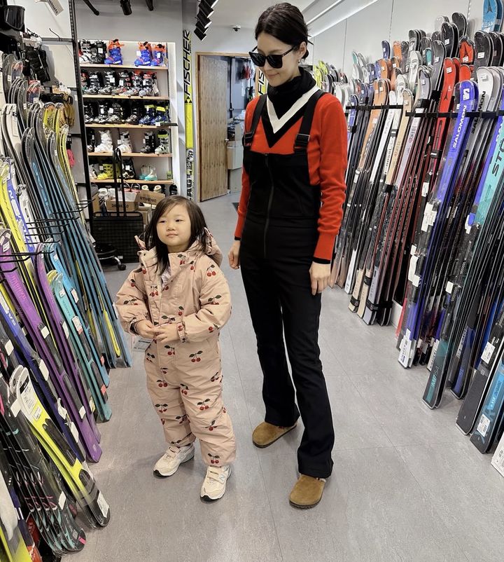 [서울=뉴시스] 배우 한지혜와 딸. (사진=한지혜 인스타그램 캡처) 2025.12.26. photo@newsis.com *재판매 및 DB 금지