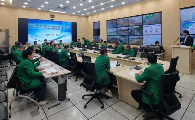 [서귀포=뉴시스] 서귀포시가 배수개선사업과 관련해 지역자율방재단 의견을 청취하고 있다. (사진=서귀포시 제공) 2025.12.26. photo@newsis.com *재판매 및 DB 금지