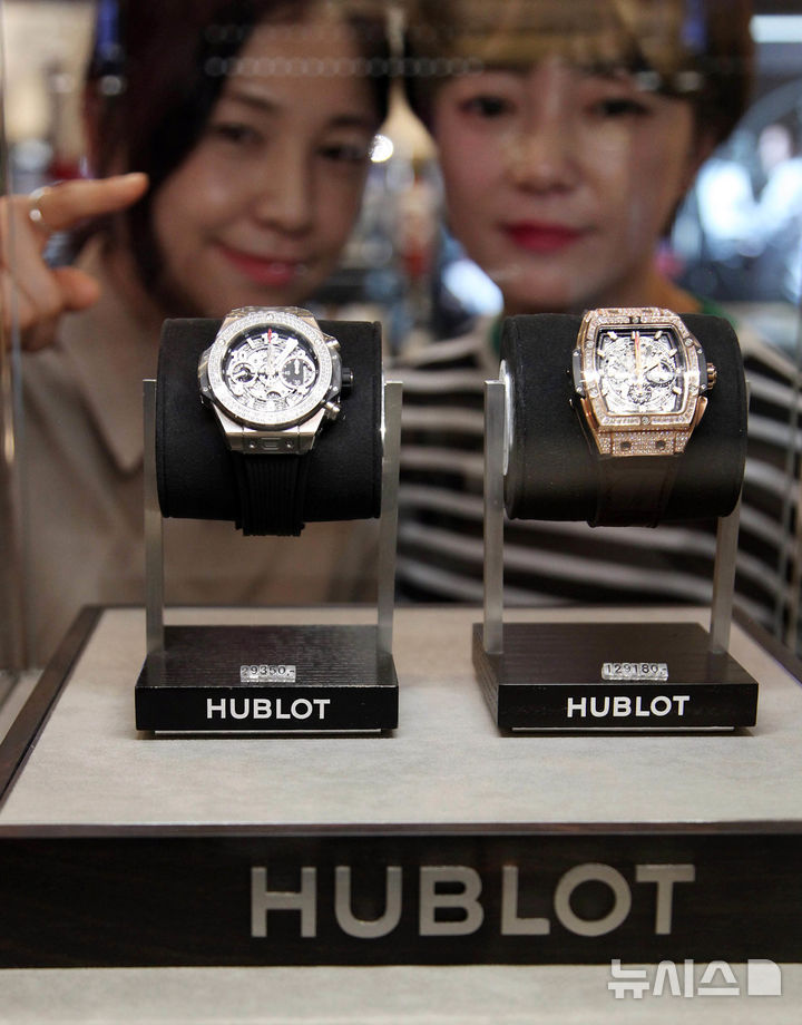 [부산=뉴시스] 부산 신세계 센텀시티는 오는 27일까지 백화점 1층 센텀광장에서 스위스 시계 브랜드인 '위블로 팝업스토어'를 개최한다고 18일 밝혔다. 사진은 행사장을 찾은 여성들이 210개의 다이아몬드로 장식된 국내 단 한점 뿐인 시계를 살펴보고 있단. 이 시계의 가격은 1억2000만원대인 것으로 알려졌다. 2019.10.18. (사진=신세계 센텀시티 제공) photo@newsis.com