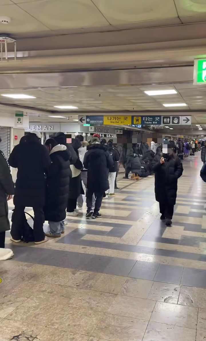 [뉴시스] 매장 앞에서 시작된 대기 줄이 약 200m 떨어진 중앙로역 지하상가까지 이어져 있다. (사진=인스타그램 캡처) *재판매 및 DB 금지