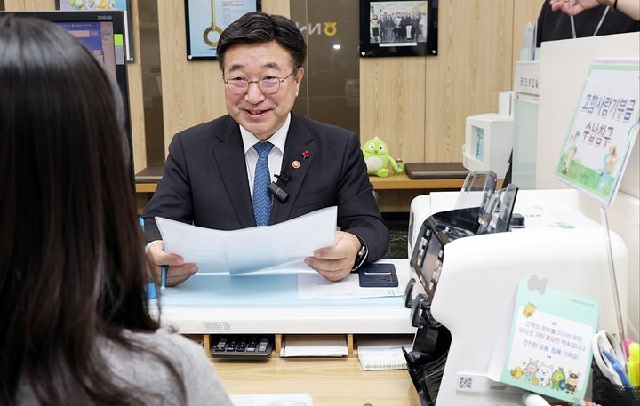 [세종=뉴시스] 윤호중 행정안전부 장관이 지난 24일 오후 정부서울청사 농협지점에서 고향사랑 기부금 기탁서 서류를 제출하고 있다.. (사진=행정안전부). *재판매 및 DB 금지