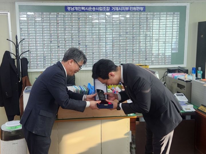 [거제=뉴시스] 신정철 기자= 거제시의회 김선민 의원(국민의힘)이 개인택시 거제시지부 등 각종 단체로부터 감사패를 받았다고 26일 밝혔다.사진은 개인택시 거제시지부로부터 안전한 이동과 교통환경 개선, 더 나아가 거제시 택시 산업의 발전과 활성화를 위해 꾸준히 헌신해 온 공로로 감사패를 받고 있다.(사진=거제시의회 제공).2025.12.26. photo@newsis.com *재판매 및 DB 금지