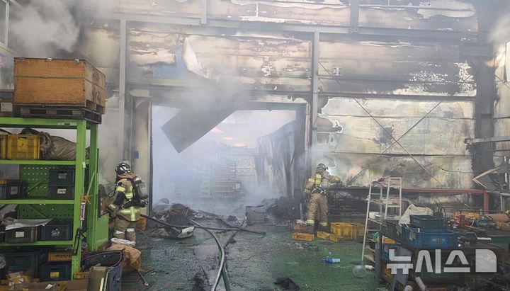 [경주=뉴시스] 경주시 현곡면 공장 화재 현장. (사진=경북소방본부 제공) 2025.12.26. photo@newsis.com