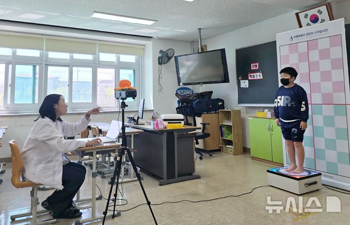 [전주=뉴시스]윤난슬 기자 = 전북교육청은 올해 '2025 신체 불균형 검사 및 맞춤형 관리 프로그램'에 참여한 학생 414명을 대상으로 설문조사를 실시한 결과 95.4%인 395명이 프로그램에 '만족한다'고 응답했다고 27일 밝혔다. (사진=전북교육청 제공) photo@newsis.com 