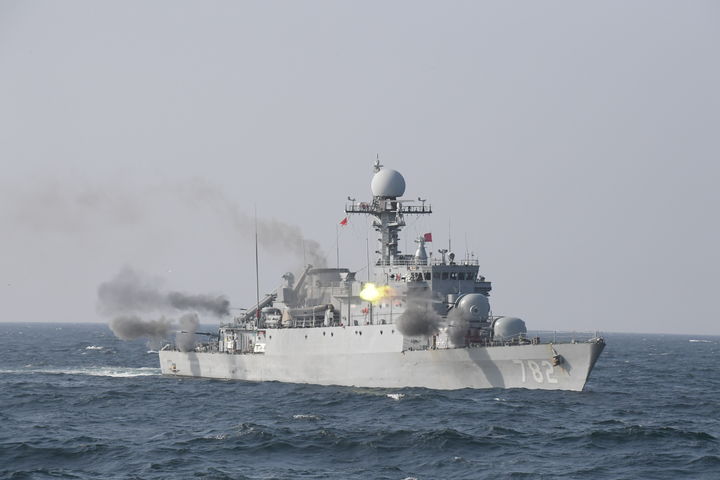 [서울=뉴시스] 2017년 해상 사격훈련 중인 광명함 . (사진=해군 제공) 2025.12.26. photo@newsis.com *재판매 및 DB 금지