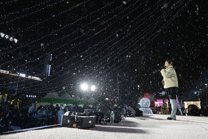 [광주=뉴시스] 크리스마스인 지난 25일 오후 눈이 내리는 가운데 광주송정역 광장에서 열린 '12월 가장 예쁜 역 축제'에서 가수 나비가 공연을 펼치고 있다. (사진 = 광주 광산구 제공) 2025.12.26. photo@newsis.com *재판매 및 DB 금지