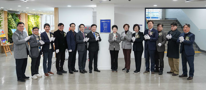 [여수=뉴시스] 전남 여수시청 본관 1층 로비에서 정기명 여수시장, 백인숙 여수시의장 등이 참석한 가운데 스마트도시 인증 동판 제막식이 열리고 있다. (사진=여수시 제공) 2025.12.26. photo@newsis.com *재판매 및 DB 금지