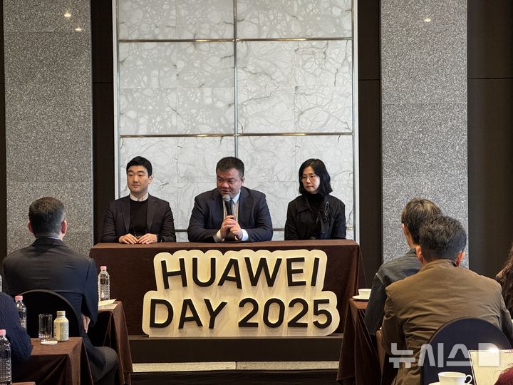 [서울=뉴시스] 심지혜 기자= 26일 열린 화웨이 데이 2025 행사에서 발리안 왕 한국화웨이 CEO(가운데)와 에릭 두 한국화웨이 부사장(왼쪽)이 내년도 한국 시장 사업 전략에 대해 발표했다. 