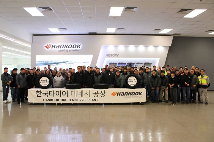 [서울=뉴시스] 한국타이어 테네시 공장은 최근 SNS을 통해 테네시 클락스빌에서 진행 중인 2단계 증설 과정에서 첫 번째 승용차(PCR) 타이어 세트를 만들었다고 밝혔다. (사진=한국타이어 테네시 공장 링크드인 캡처) photo@newsis.com *재판매 및 DB 금지