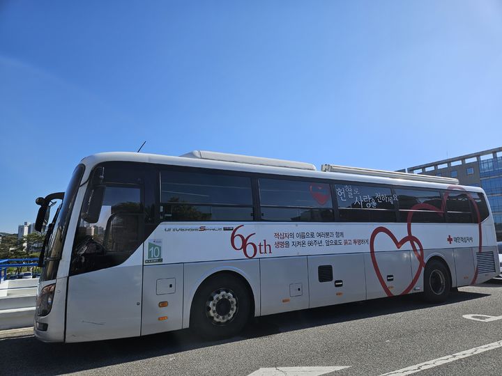 [당진=뉴시스] 충남 당진시가 지난 5월13일 운영한 '헌혈의 날'을 맞아 대한적십자사 헌혈버스가 당진시청 앞에 주차해 있다. (사진=당진시 제공) 2025.12.26. photo@newsis.com *재판매 및 DB 금지