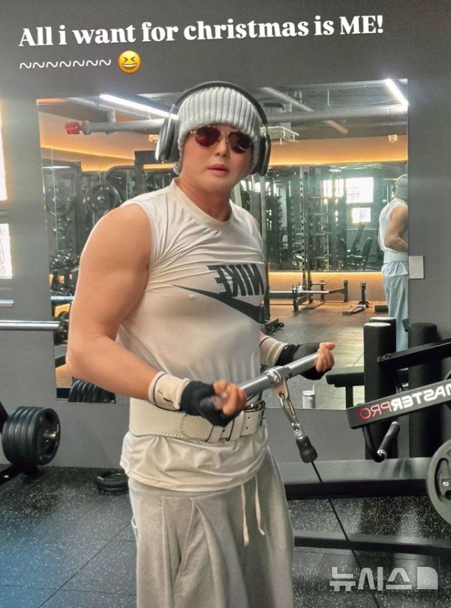 [서울=뉴시스] 패션 디자이너 황재근이 크리스마스를 맞아 근황을 전했다. 2025.12.26. (사진 = 황재근 인스타그램 캡처) photo@newsis.com