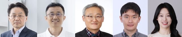 [서울=뉴시스] (왼쪽부터) 이화여대 박중기 교수, 차선신 교수, 경북대 황의욱 교수, 이화여대 정지범 박사, 김명연 대학원생. (사진=이화여대 제공) 2025.12.26. photo@newsis.com *재판매 및 DB 금지