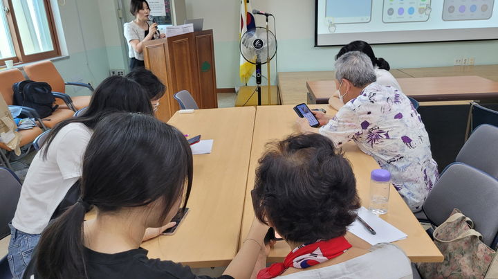 [서울=뉴시스] 청소년들이 강북구 여름방학 청소년 자원봉사 프로그램에 참여해 어르신들에게 스마트폰 사용법을 교육하고 있다. 2025.12.26. (사진=강북구 제공) *재판매 및 DB 금지