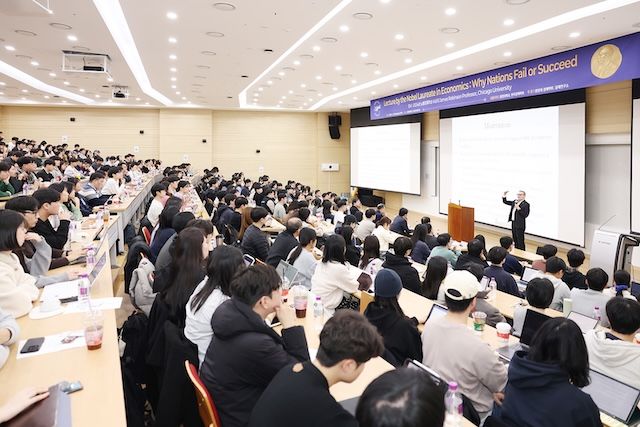 [서울=뉴시스] 2024년 노벨경제학상을 수상한 제임스 로빈슨 교수가 중앙대에서 특강을 진행했다. (사진=중앙대 제공) 2025.12.26. photo@newsis.com *재판매 및 DB 금지