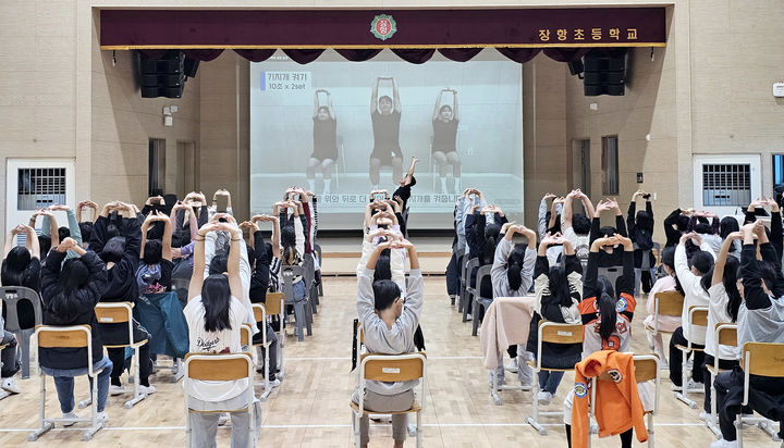 [천안=뉴시스] 서천군 장항읍 장항초등학교에서 '척추쑥쑥성장캠프' 일환으로 실시된 자세 교육 및 운동 중재 프로그램을 실시하고 있다. (사진=백석대학교).2025.12.26.photo@newsis.com. *재판매 및 DB 금지