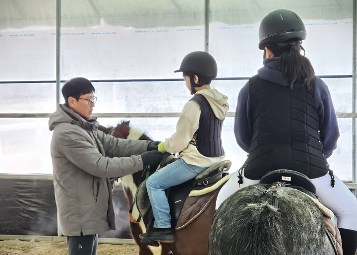 [서울=뉴시스] 한국마사회가 시행한 '2025년 찾아가는 유소년 승마 강습회'에 참가한 2025년 종합마술 국가대표 류시원. (사진=한국마사회 제공) *재판매 및 DB 금지