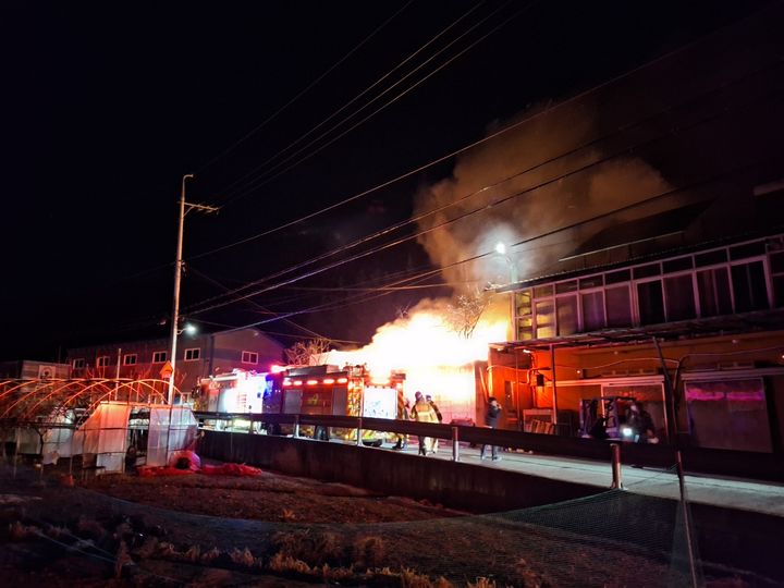 [대구=뉴시스] 25일 오후 9시32분께 북구 관음동 양지마을길의 한 단독주택에 불이 났다. (사진=대구소방안전본부 제공) 2025.12.26. photo@newsis.com *재판매 및 DB 금지