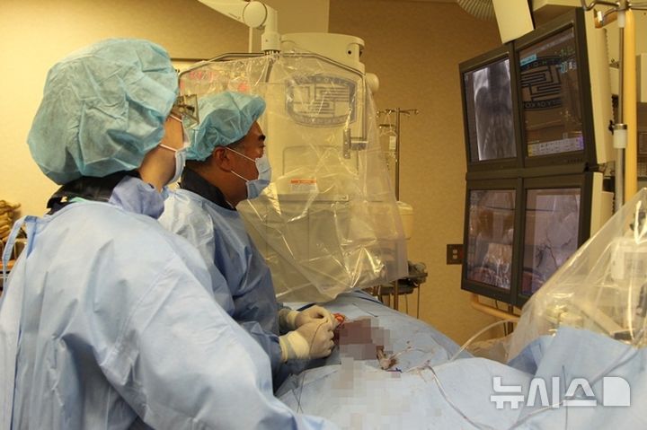 [서울=뉴시스] 천호종 서울성모병원 인터벤션영상의학과 교수가 포트를 통해 항암제를 간동맥에 직접 주입해 간암에 바로 전달하는 간동맥 항암화학주입술을 하고있다. (사진= 서울성모병원 제공) 