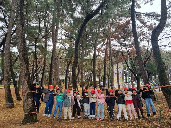 [밀양=뉴시스] 밀양다봄센터 돌봄 어린이들이 삼문솔숲 숲놀이(밧줄체험)를 즐기고 있다. (사진= 밀양시 제공) 2025.12.26. photo@newsis.com *재판매 및 DB 금지