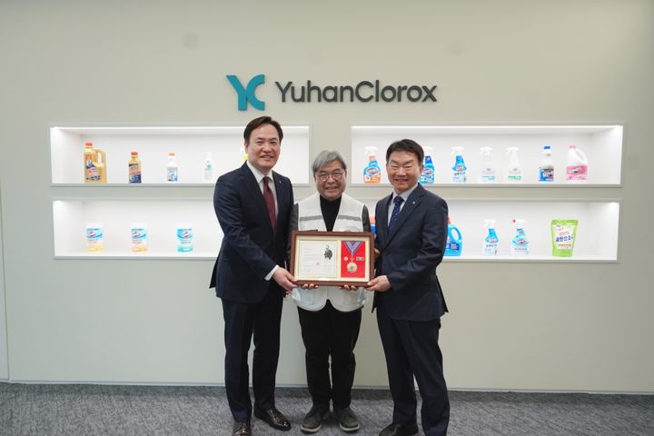 [서울=뉴시스] 유한클로락스는 대한적십자사로부터 회원유공장 '최고명예장'을 수상했다고 26일 밝혔다. 왼쪽부터 유한클로락스 김광호 대표, 대한적십자사 경기도지사 이재정 회장, 유한클로락스 박종현 대표. (사진=유한클로락스 제공) 2025.12.26. photo@newsis.com *재판매 및 DB 금지