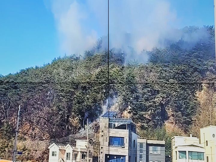 [강릉=뉴시스] 26일 강원 강릉시 강동면 심곡리 한 야산에서 산불이 발행, 소방당국이 진화에 나섰다.(사진=강원도소방본부 제공)photo@newsis.com *재판매 및 DB 금지