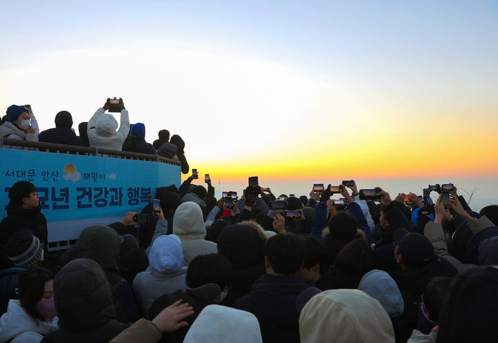 [서울=뉴시스] 서대문구 안산(鞍山) 봉수대에서 바라보는 일출 모습. 2025.12.26. (사진=서대문구 제공) *재판매 및 DB 금지