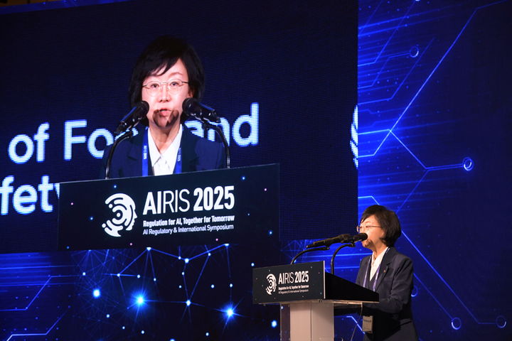 [서울=뉴시스] 오유경 식약처장이 지난 9월 10일 인천 중구 인스파이어 호텔에서 열린 'AIRIS 2025' 개회식에 참석해 인사말을 하고 있다. (사진=식약처 제공) 2025.12.26. photo@newsis.com *재판매 및 DB 금지