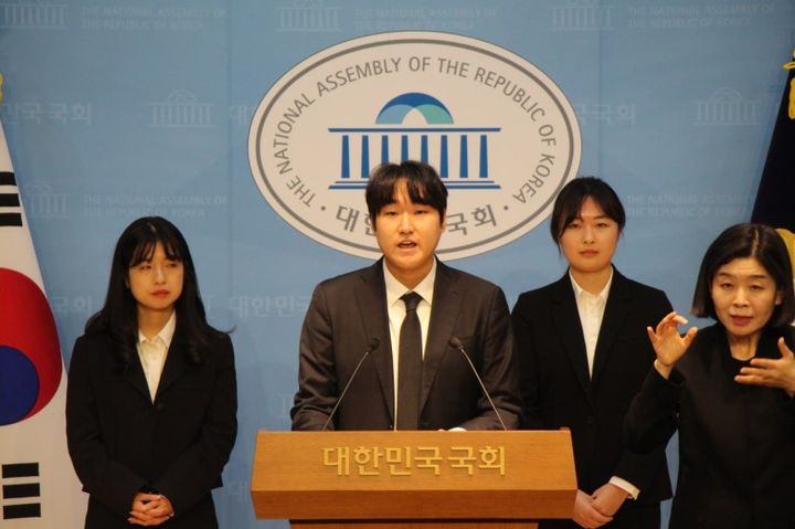 [서울=뉴시스] 전국총학생회협의회가 26일 국회에서 국가장학금 제Ⅱ유형 폐지를 규탄하는 기자회견을 하는 모습 (사진=전국총학생회협의회 제공) 2025.12.26. photo@newsis.com *재판매 및 DB 금지