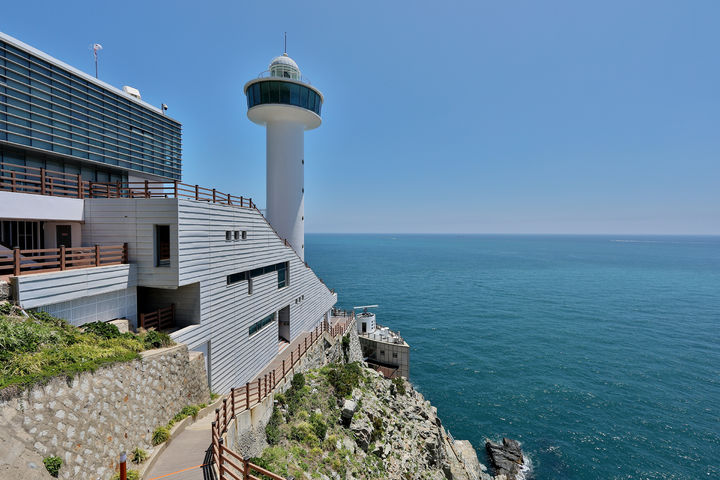 [부산=뉴시스] 부산 영도등대 전경. (사진=부산지방해양수산청 제공) 2025.12.27. photo@newsis.com *재판매 및 DB 금지