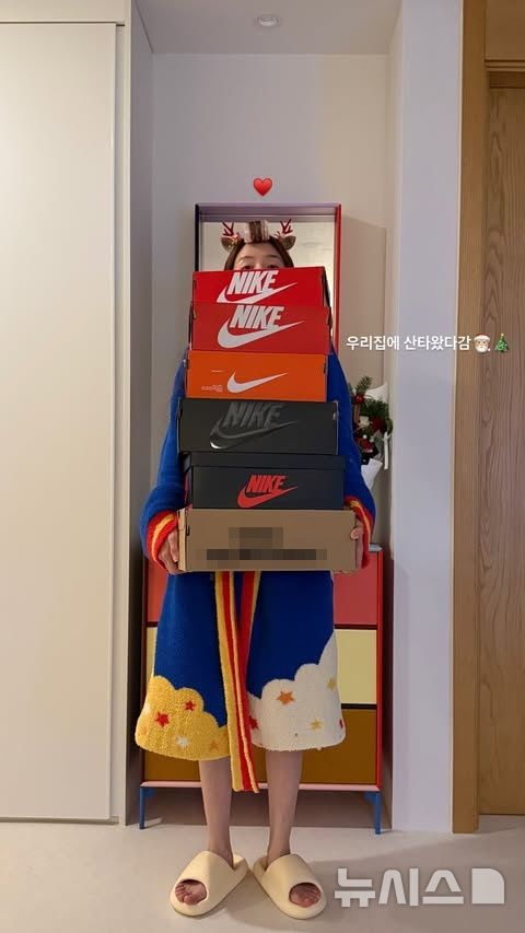 [서울=뉴시스] 그룹 걸스데이 출신 배우 방민아가 온주완과 결혼 후 첫 크리스마스를 맞은 근황을 전했다. 2025.12.26. (사진 = 황재근 인스타그램 캡처) photo@newsis.com *재판매 및 DB 금지