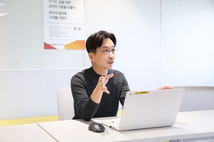 [서울=뉴시스] '조이' 개발을 담당한 한상욱 한샘 홈퍼니싱상품부 학생서재팀 부장. (사진=한샘 제공) 2025.12.28. photo@newsis.com *재판매 및 DB 금지