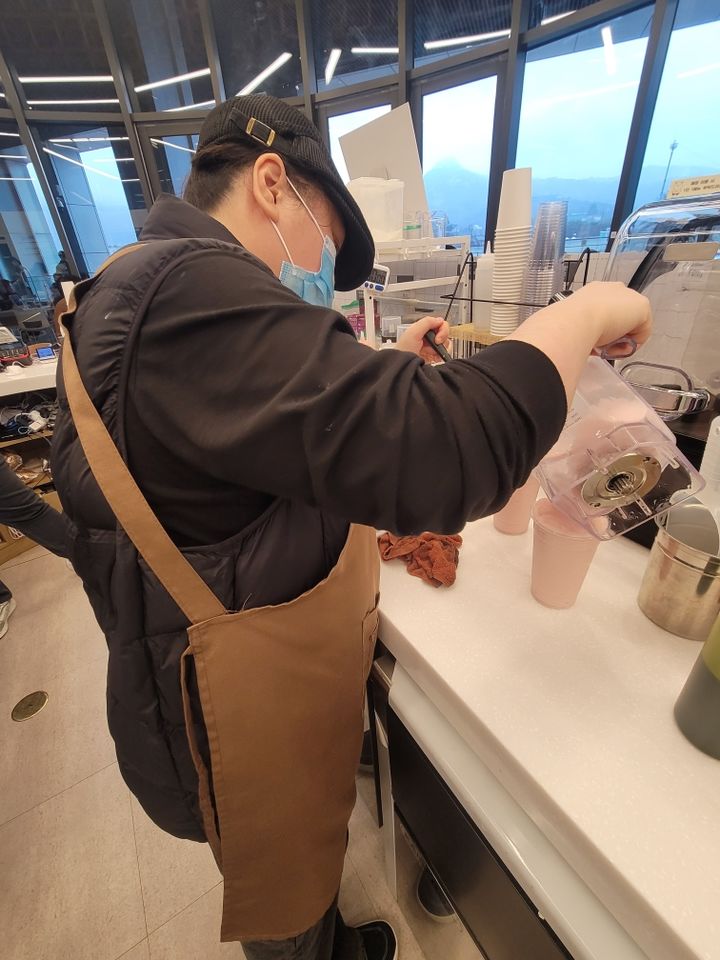 [서울=뉴시스] 아이갓에브리씽 대한민국역사박물관점에서 커피를 내리는 김효은 바리스타 (사진=한국장애인개발원 제공) 2025.12.26. photo@newiss.com *재판매 및 DB 금지