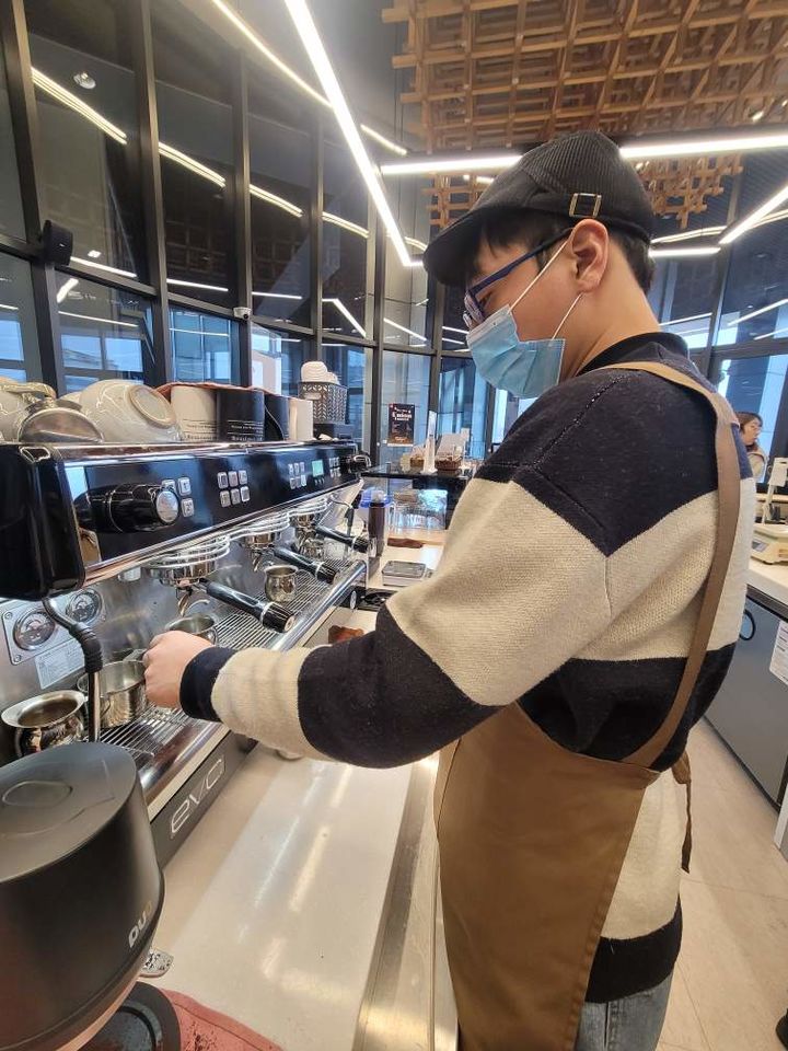 [서울=뉴시스] 아이갓에브리씽 대한민국역사박물관점에서 커피를 내리는 전지성 바리스타 (사진=한국장애인개발원 제공) 2025.12.26. photo@newiss.com *재판매 및 DB 금지