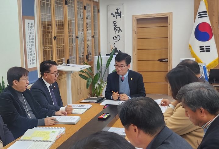 윤건영 충북도교육감이 26일 기획회의를 주재하고 있다. *재판매 및 DB 금지