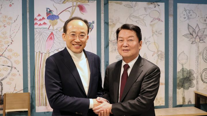 [서울=뉴시스] 안철수 국민의힘 의원과 추경호 의원이 26일 오찬을 함께 한 뒤 사진을 찍고 있다. (사진=안철수 의원실 제공) *재판매 및 DB 금지