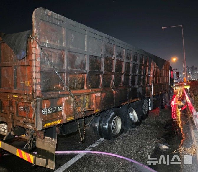 [시흥=뉴시스] 차량 화재 현장. (사진=시흥소방서 제공).2025.12.26.photo@newsis.com