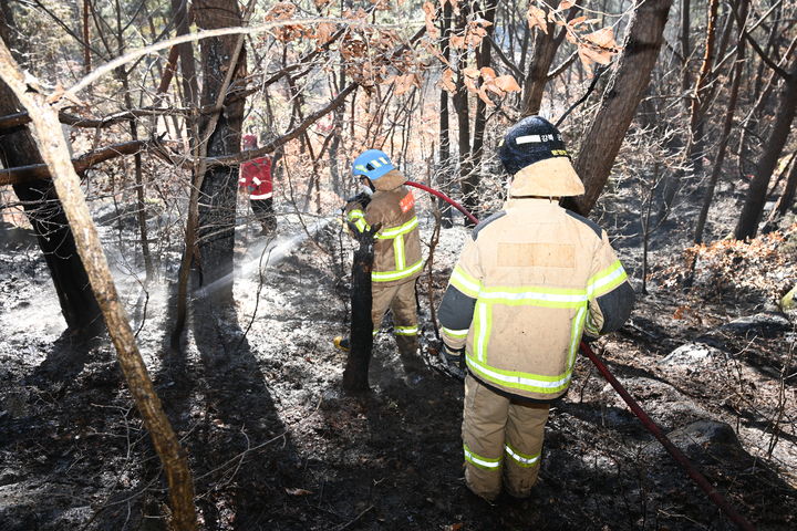 [군위=뉴시스] 대구 군위군 소보면 안락정사 인근에서 발생한 산불을 진화하고 있다. (사진=대구소방본부 제공) 2025.12.26. photo@newsis.com *재판매 및 DB 금지