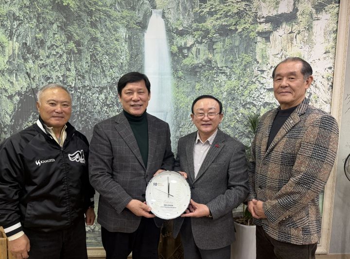 [서울=뉴시스] 연천군에 감사 인사 전한 일구회. 사진 왼쪽부터 김인식 연천 미라클 감독, 허구연 KBO 총재, 김덕현 연천군수, 박철순 일구회 대외협력부회장. (사진 = 일구회 제공) *재판매 및 DB 금지