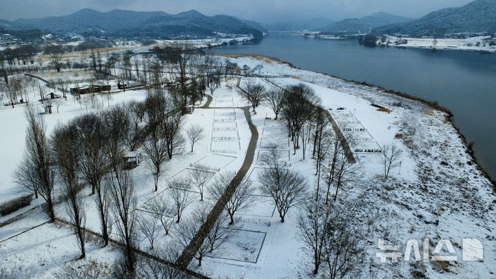 [여주=뉴시스]강천섬 캠핑장의 겨울 전경(사진=뉴시스 DB)2025.12.26.photo@newsis.com