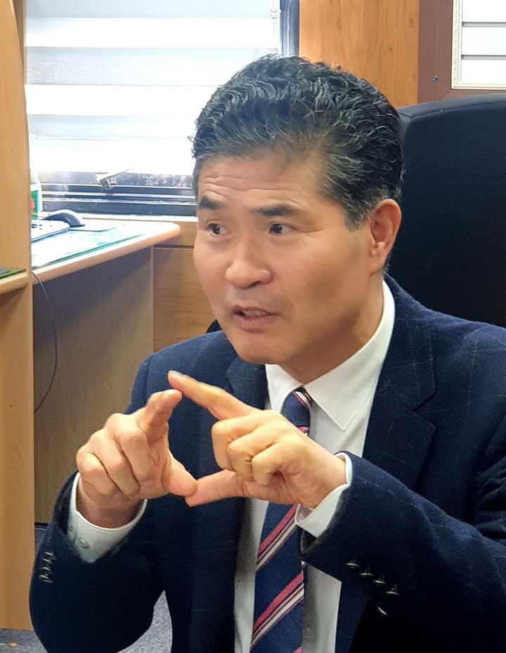 [정읍=뉴시스] 2026년 제9회 전국동시지방선거에서 전북도지사에 출마할 예정인 이원택 국회의원이 26일 정읍시청을 방문, 기자간담회를 열었다. 이 의원이 구상 중인 정읍의 미래 비전을 설명하고 있다. *재판매 및 DB 금지