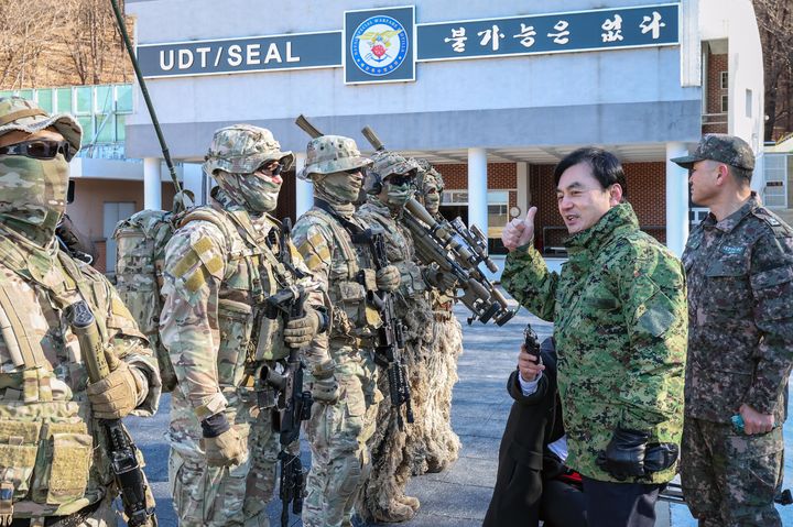 [서울=뉴시스] 12월 26일 해군특수전전단 UDT/SEAL 부대를 방문한 안규백 국방부장관이 특전요원들을 격려하고 있다. (사진=국방부 제공) 2025.12.26. photo@newsis.com *재판매 및 DB 금지