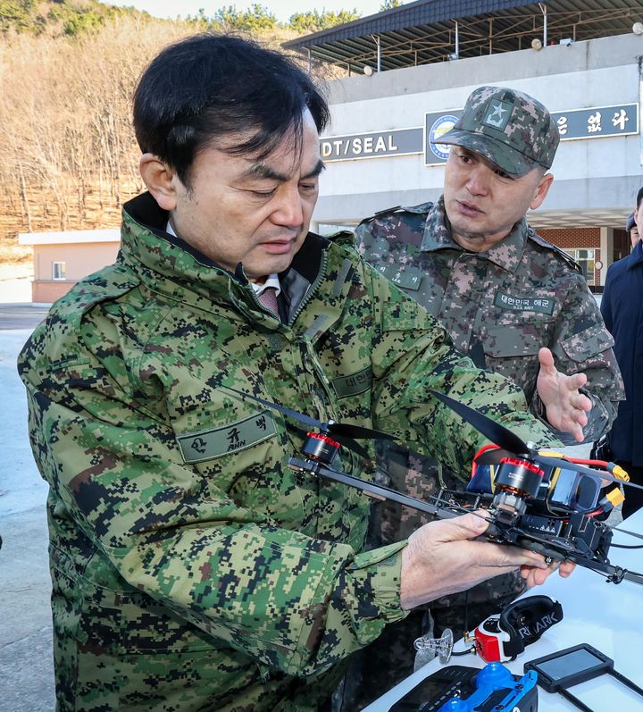 [서울=뉴시스] 12월 26일 해군특수전전단 UDT/SEAL 부대를 방문한 안규백 국방부장관이 임무수행용 드론 장비를 확인하고 있다. (사진=국방부 제공) 2025.12.26. photo@newsis.com *재판매 및 DB 금지