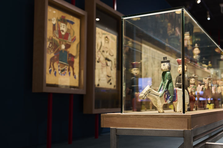[서울=뉴시스] 국립민속박물관 기획전시실 2에서 열리는 2026년 병오년 말띠해 특별전 '말馬들이 많네-우리 일상 속 말'에 전시된 꼭두들(왼쪽) (사진=국립민속박물관 제공) 2025.12.26. photo@newsis.com *재판매 및 DB 금지