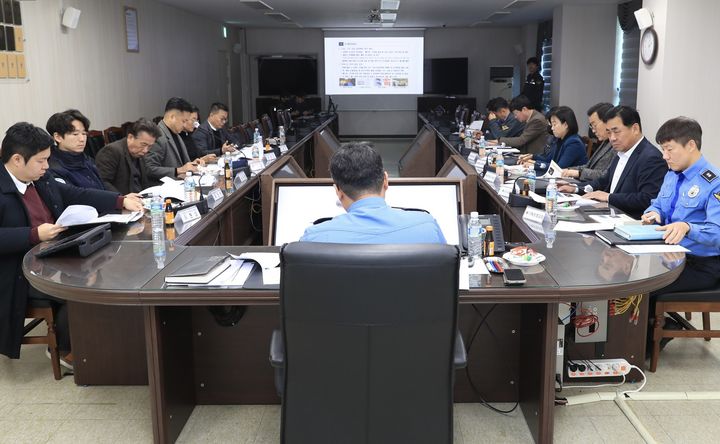 [부산=뉴시스] 26일 부산해경은 최근 잇달아 발생한 어선 화재 사고 관련 긴급 대책 회의를 열고 있다. (사진=부산해경 제공) 2025.12.26. photo@newsis.com *재판매 및 DB 금지